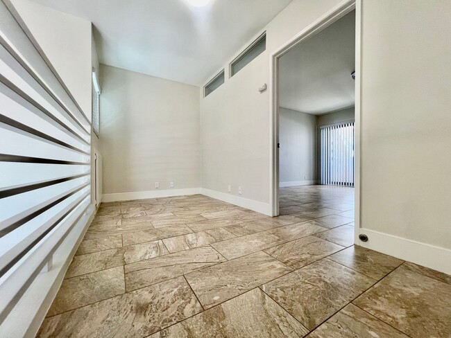 Building Photo - AVAILABLE NOW! 2 Bedroom / 2 Bathroom Cond...