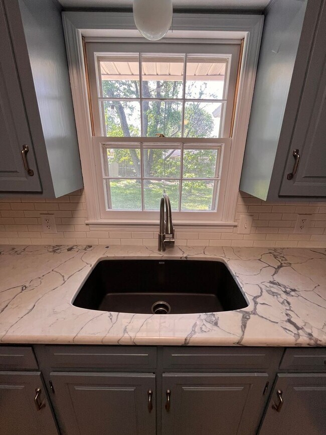 Building Photo - 3-Bed, 2-bath Luxury Southern Hills Designer Home!