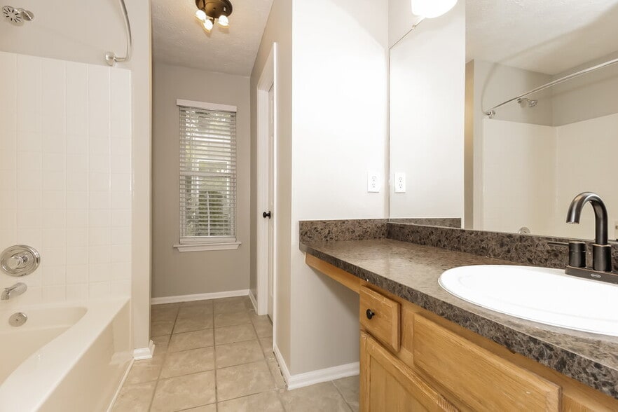 Building Photo - 2910 Water Lily Ct