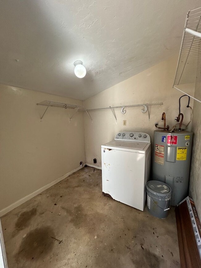 Building Photo - Spacious 2 bedroom! BRAND NEW PAINT AND FLOORING