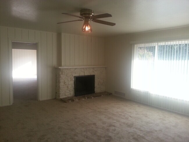 Building Photo - Contemporary Home with a pool near Bullard High School Fresno, CA