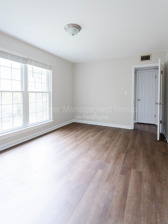 Building Photo - 867 Colony Dr