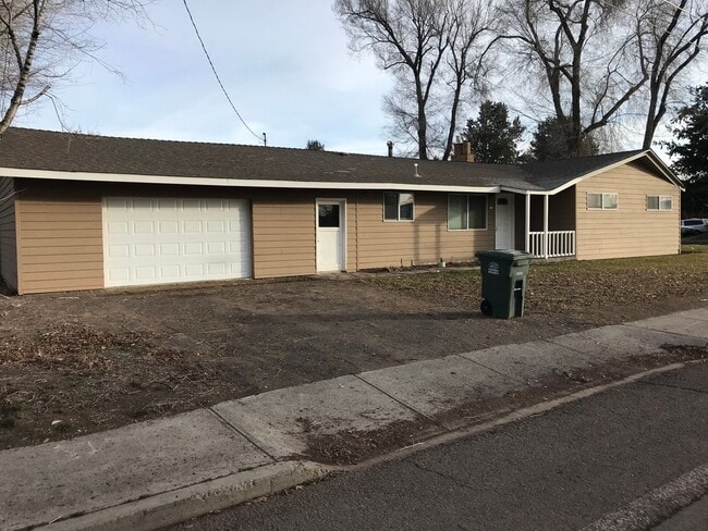 Primary Photo - 136 NE B St