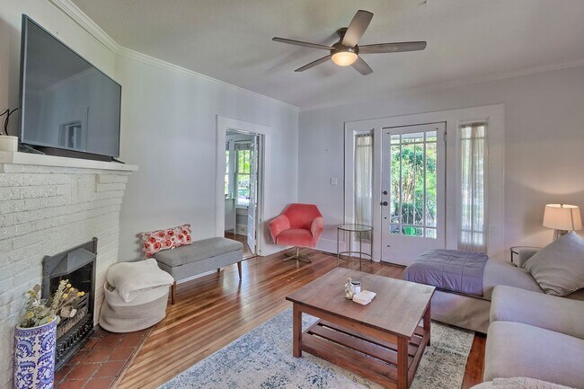 Building Photo - Adorable Bungalow in Highly Sought-After C...