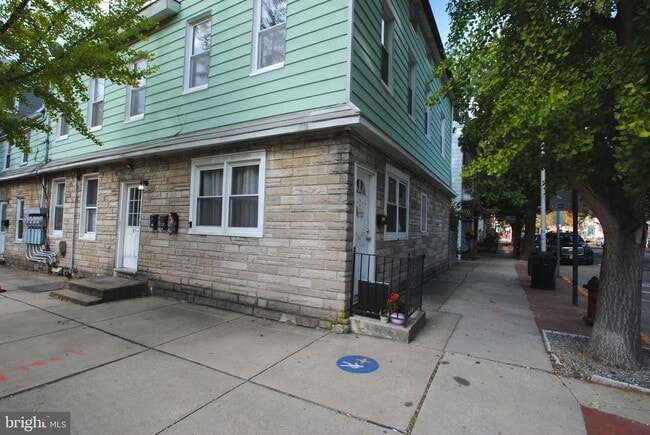 Building Photo - 374 Farnsworth Ave