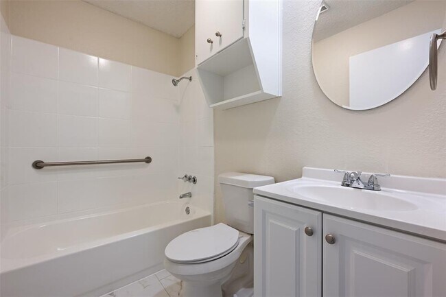Building Photo - 608 Country Aire Dr