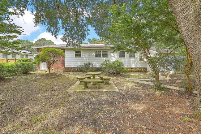 Building Photo - Single Family Home in Park Circle!