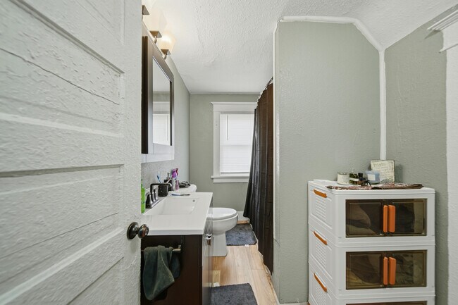 Building Photo - 412 W 4th St