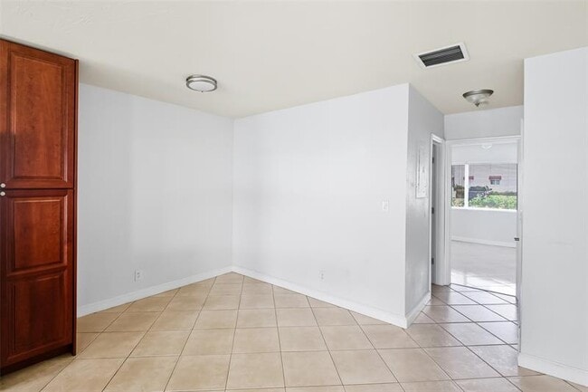 Building Photo - 2881 NE 32nd St