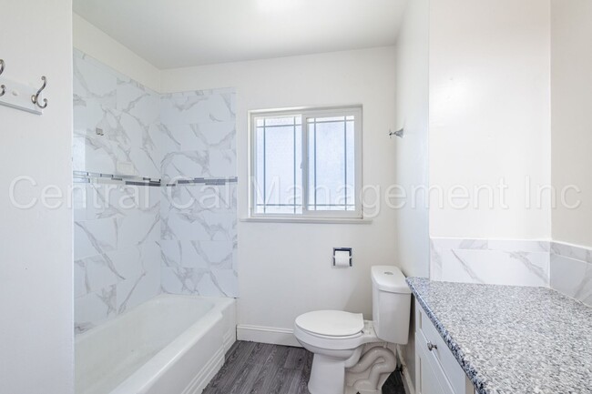 Building Photo - 3 Bedroom, 2 Bath Home Near Bakersfield Co...