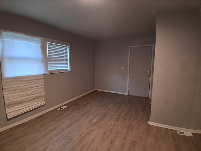 Building Photo - 804 Knollcrest-