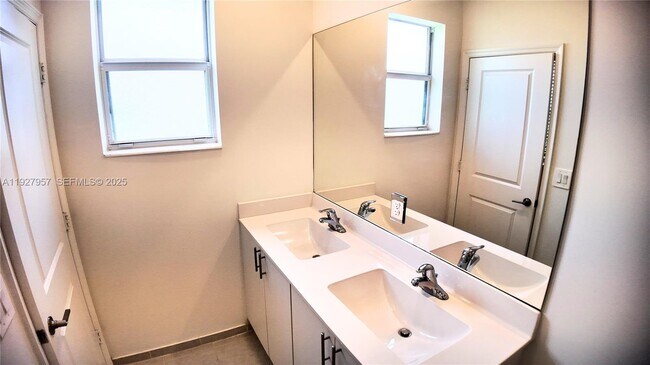 Building Photo - 1668 SE 26th Ter