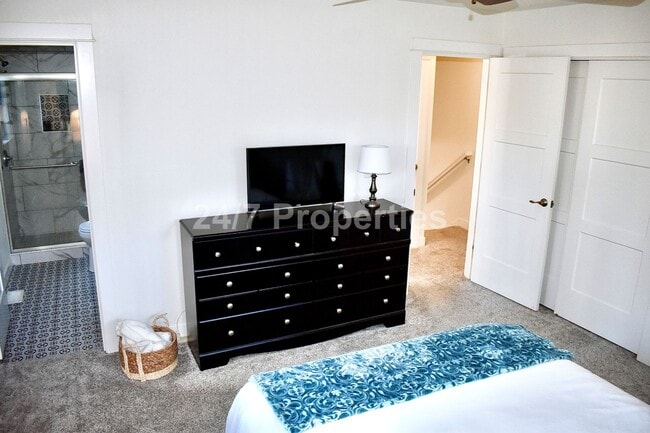 Building Photo - Comfortable Living with a Generous Yard in Gladstone