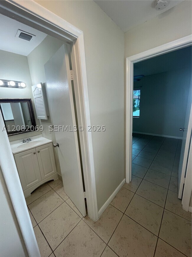 Building Photo - 1341 SW 124th Ct