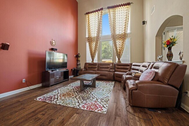 Building Photo - 614 Spanish Mustang Dr