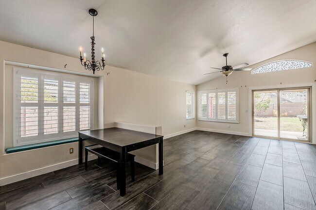 Building Photo - 4 bed, 2 bath home in Peoria
