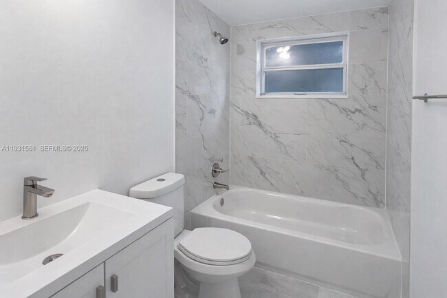 Building Photo - 638 NE 166th St