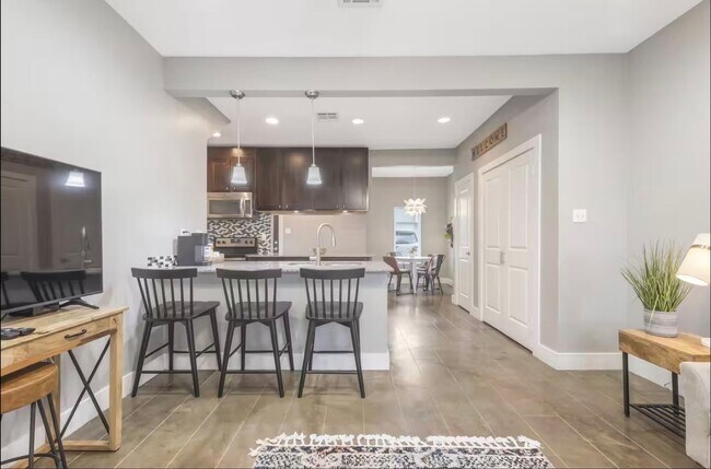 Building Photo - 113 Bayou St