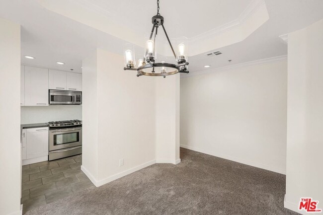 Building Photo - 585 N Rossmore Ave