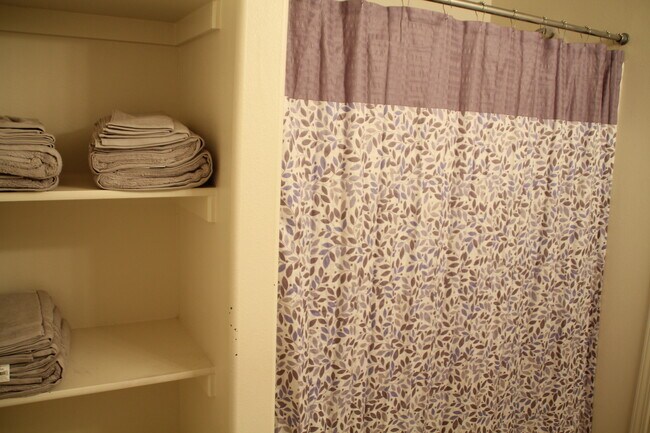 Building Photo - 195 Robison Dr