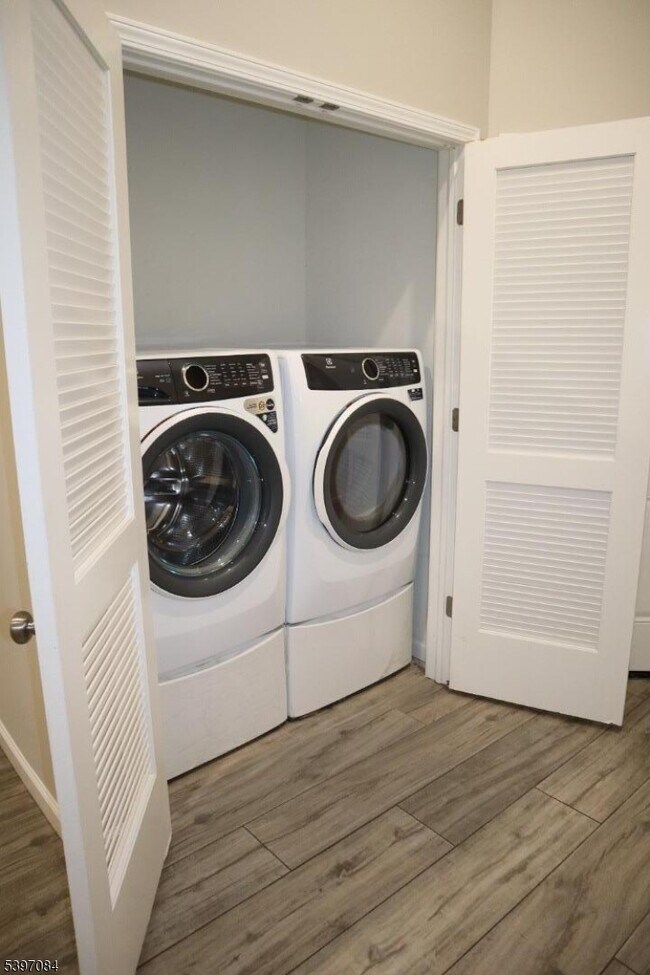 Building Photo - 154 Garside St