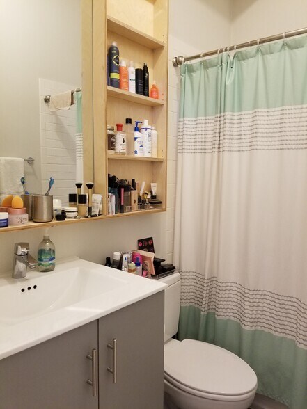 Building Photo - 1135 N Damen Ave