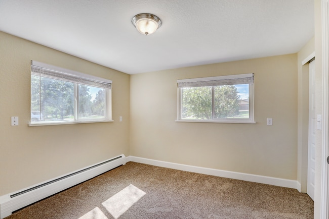 Building Photo - Spacious & Modern Home in Crestmoor Park!
