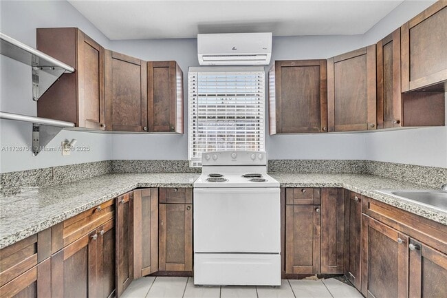 Building Photo - 319 NE 171 St
