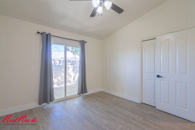 Building Photo - Small Dog Friendly! 3 Bedroom Single-Level...