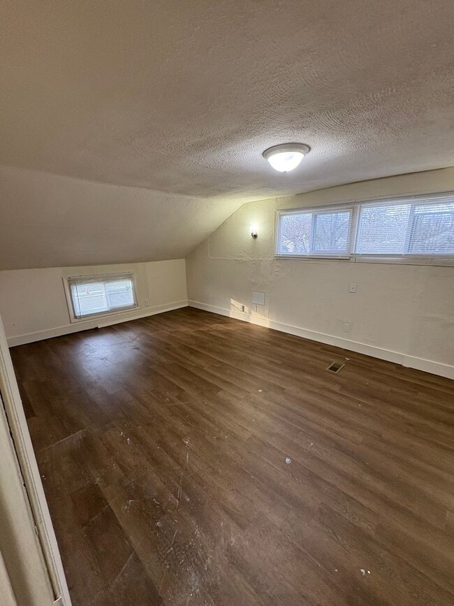 Building Photo - Spacious 4 Bedroom, 1 Bathroom Single Family Home