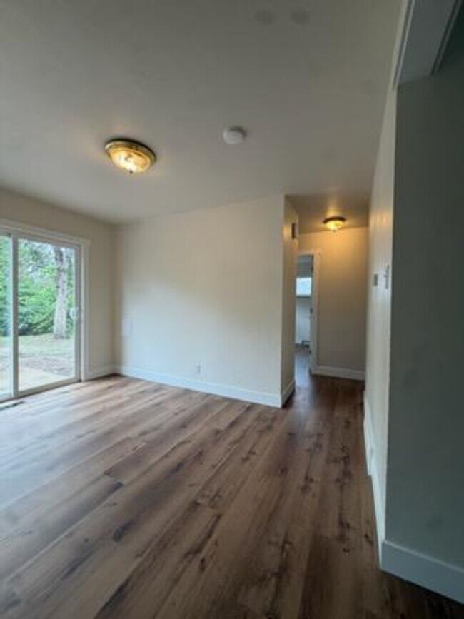 Building Photo - Spacious 5 Bedroom Home Near UNC with Large Yard & Off-Street Parking