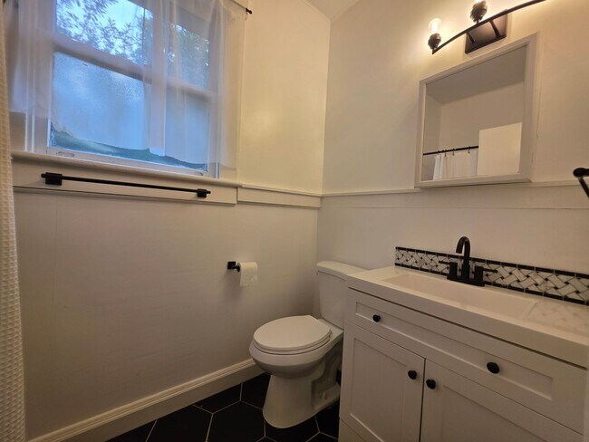 Building Photo - 1118 E 39th St