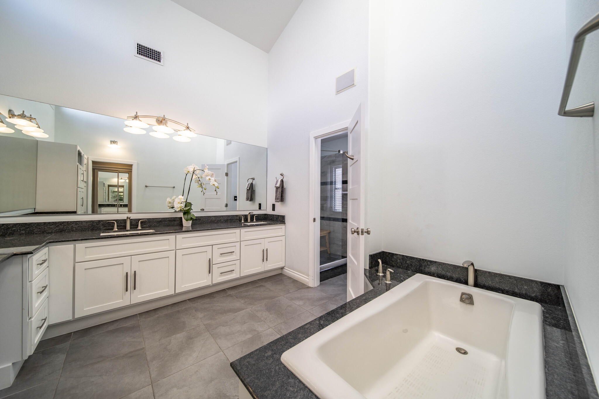 a bath - 546 Catalina Dr