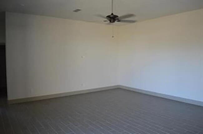 Building Photo - 2430 Bastidas Dr