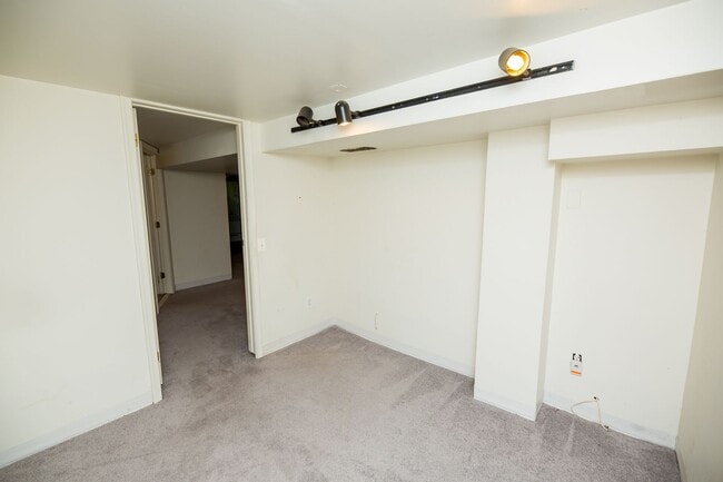 Building Photo - 2026/2027 JHU off-campus Renovated Charles Village 5bd/2ba w/ W/D & CAC Available 6/9/26