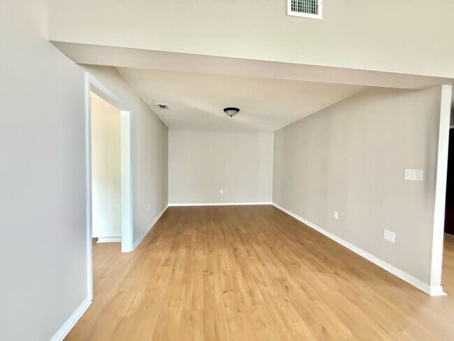 Building Photo - Large and Stunning 2700sqft Newly Renovated 3BR 3BTH!