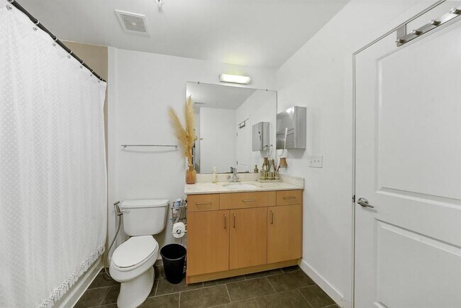 Building Photo - 5925 Almeda Rd