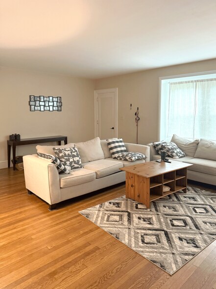 Livingroom - 638 Taylor Ave