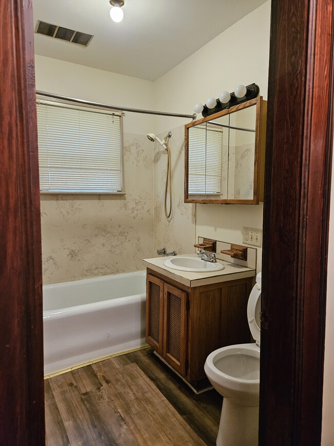 Bathroom - 1465 Loretta Ave