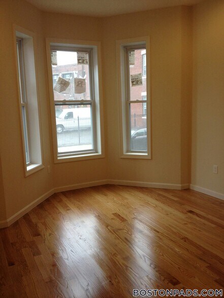 Primary Photo - 10 Moreland St