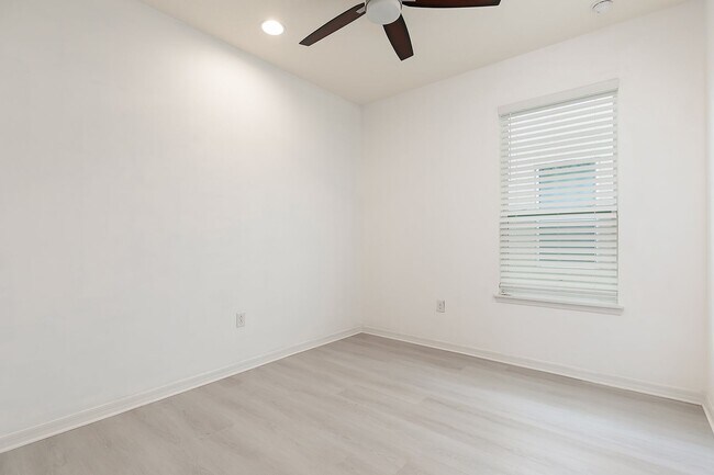 Building Photo - Swimming pool in Community here in this great 3 bdrm home!
