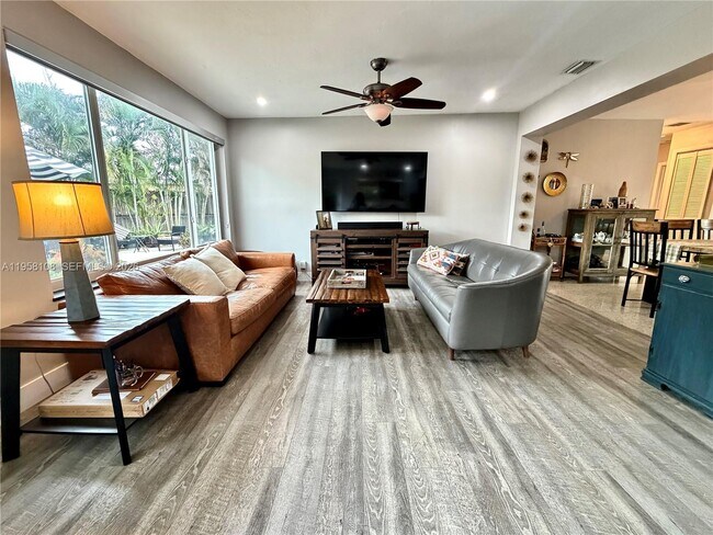 Building Photo - 3817 SW 33rd Ct