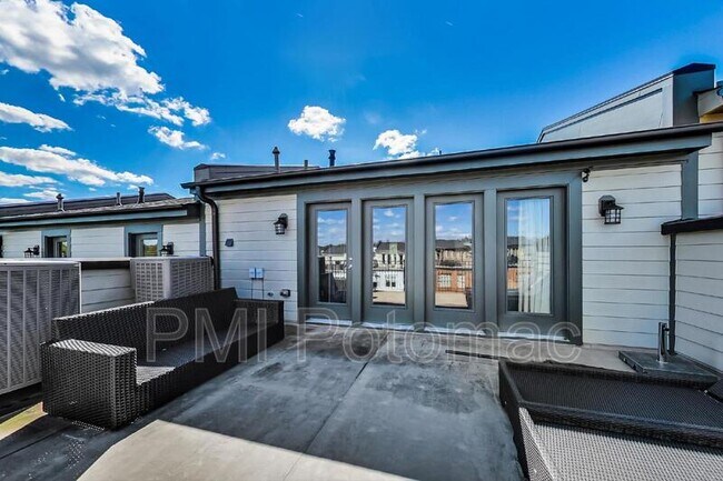 Building Photo - 10821 Symphony Park Dr