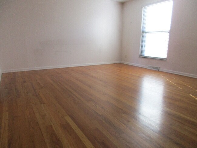 Building Photo - 1844 Willoway Cir S