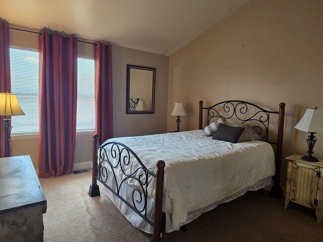 Building Photo - Spacious Condo With Covered parking