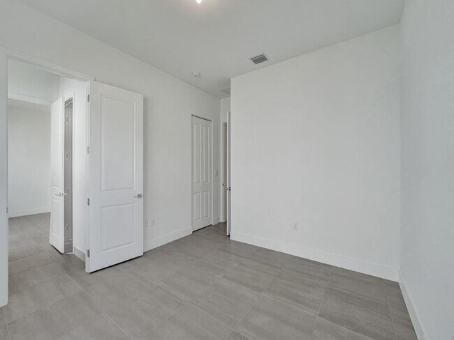 Building Photo - 5736 SW 104th Terrace