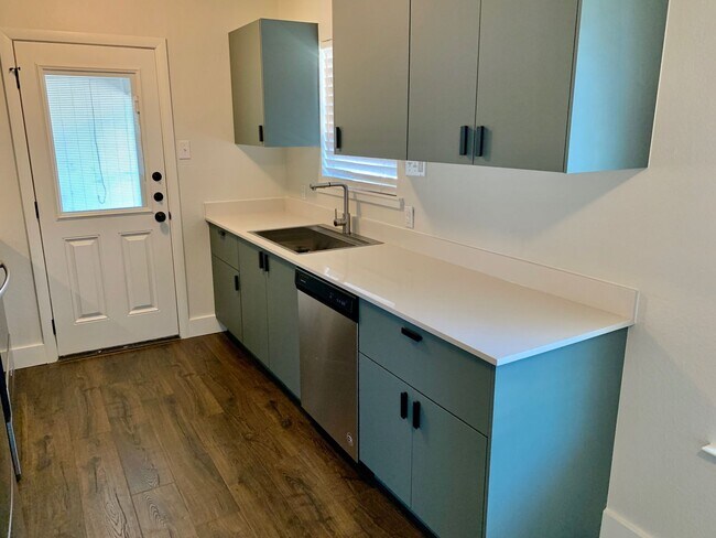 Building Photo - Remodeled & Stunning 2/1 Duplex in South A...
