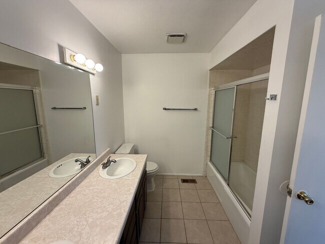 Building Photo - Large Five Bedroom Home, Sandy, 2500 sq ft, New Paint, New carpet, New Flooring