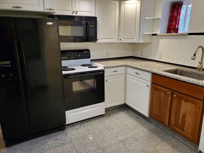 Building Photo - Cute, Quiet and Renovated One Bedroom Finished Basement in Eaton