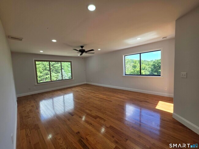 Building Photo - 7 Glenview Dr